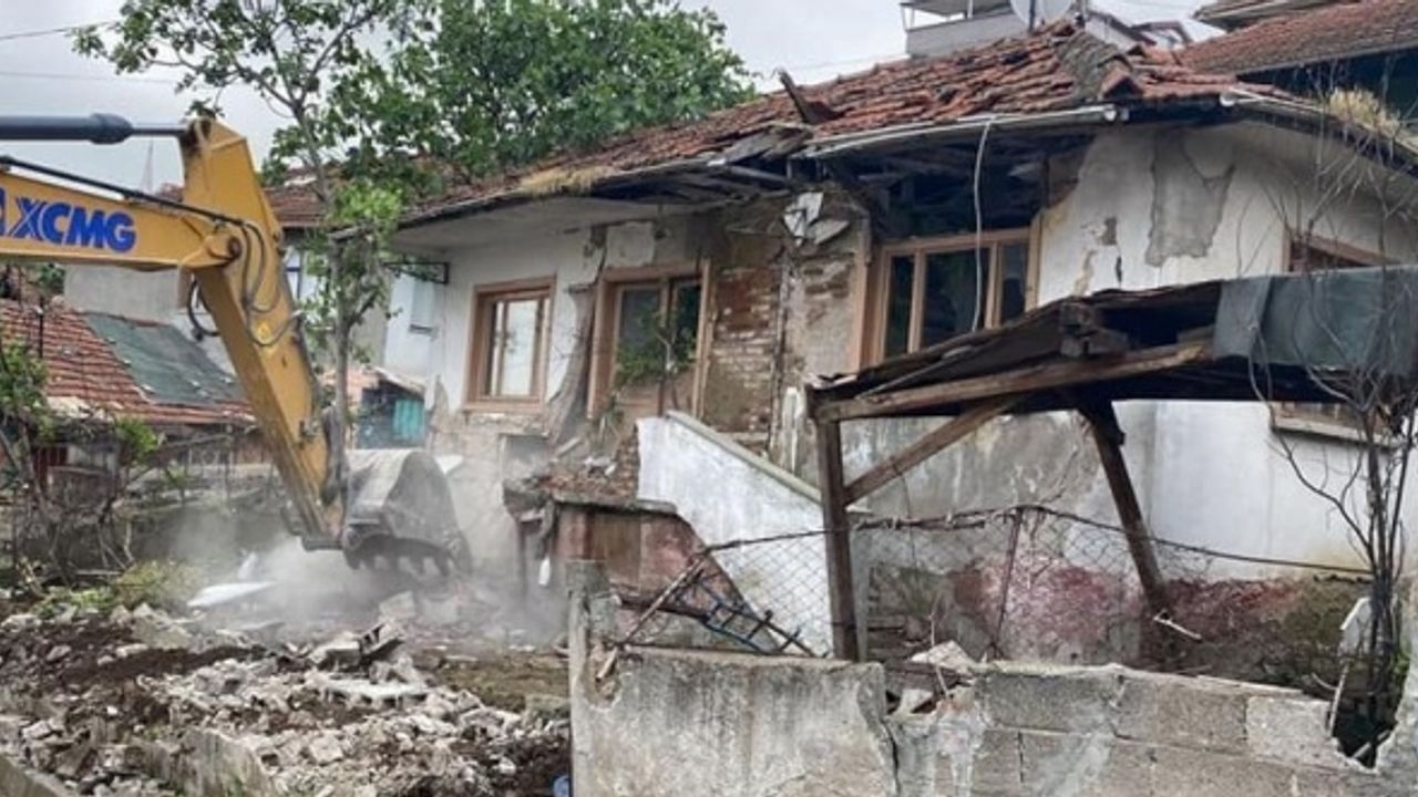 Felaketi yaşayan ilçede yıkılan bina sayısı 120 oldu