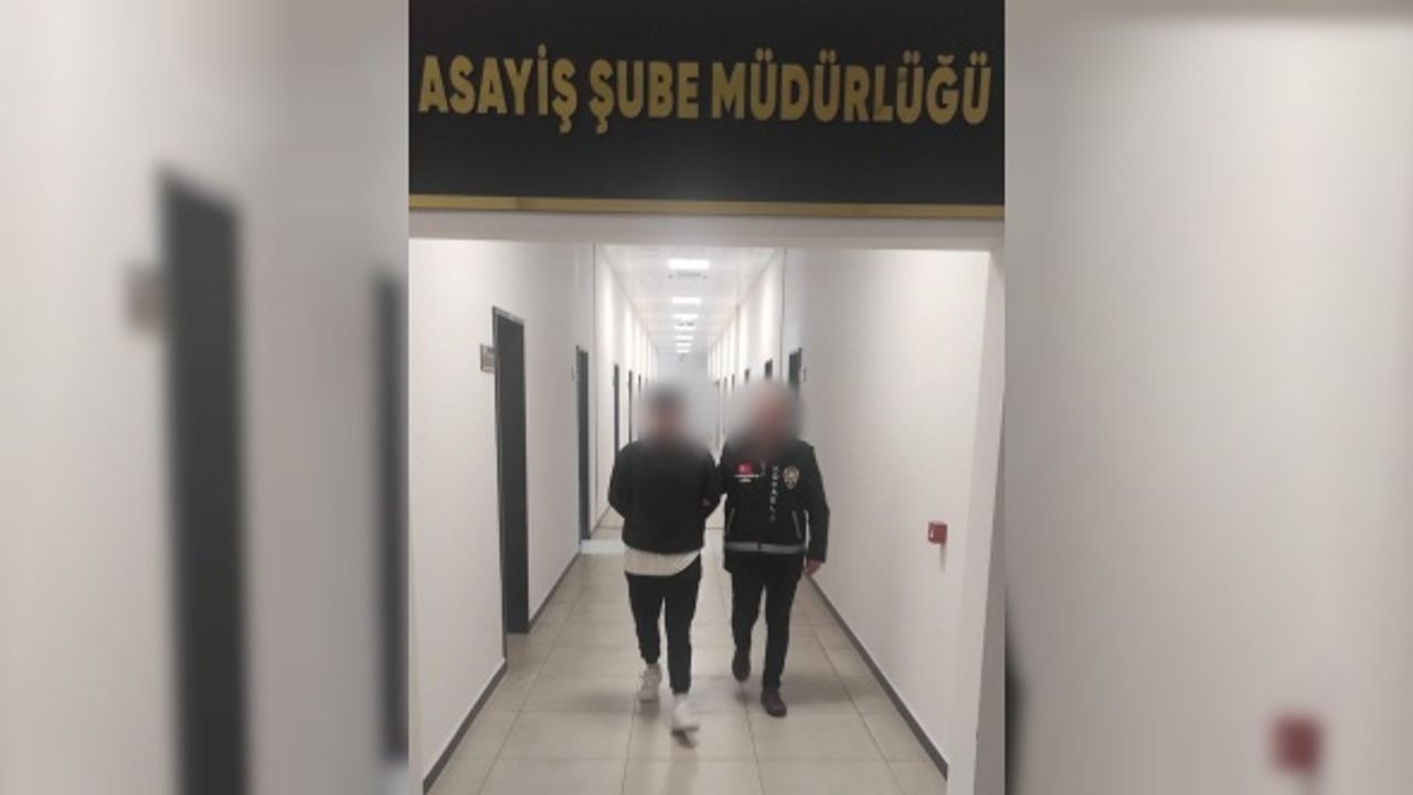 Hırsızlık suçundan aranıyordu, yakayı ele verdi
