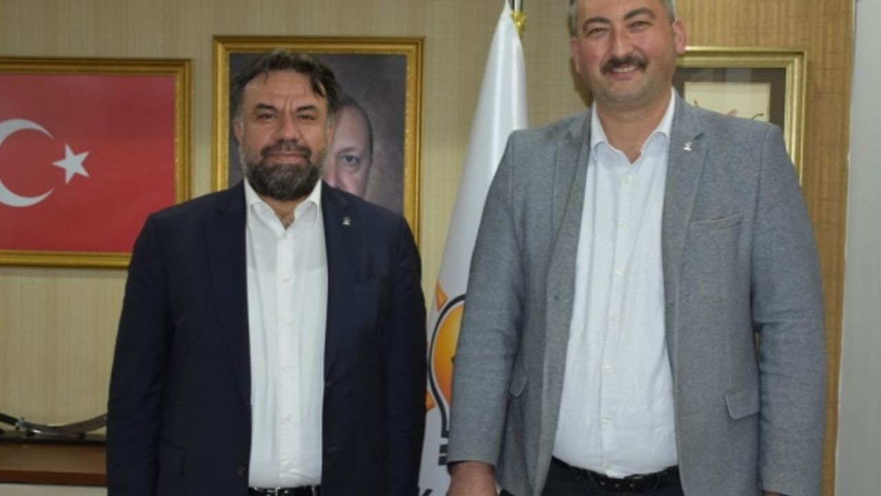 İstifa eden Gelecek Partisi Balıkesir İl Başkanı AK Parti rozeti taktı