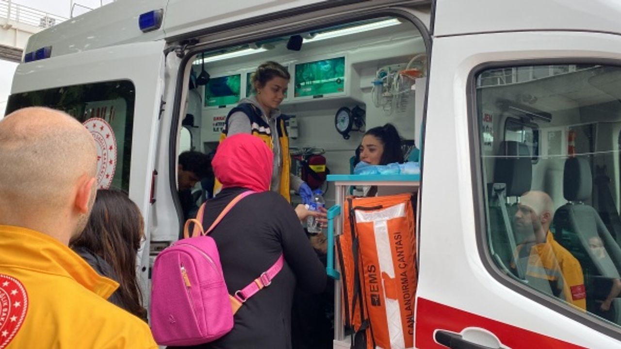 Kamyonet ile çarpışan otomobilde 3 kişi yaralandı