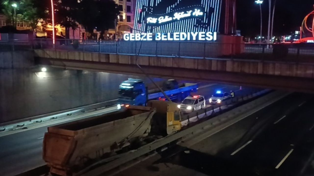 Lastiği patlayan kamyon, tünel girişinde refüje çıktı