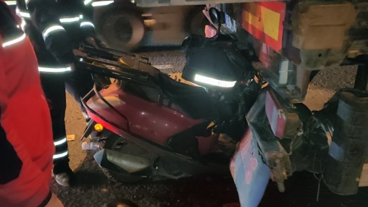 Motosiklet tıra ok gibi saplandı: Motokurye hayatını kaybetti