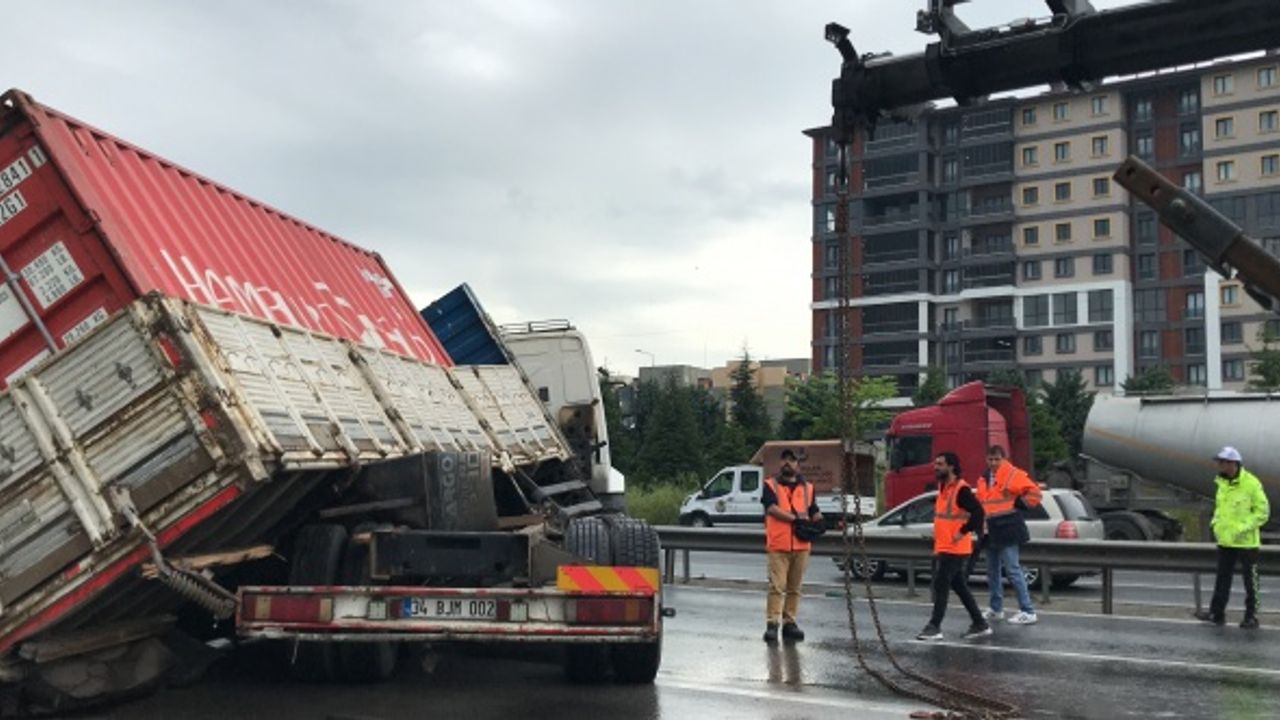 TEM'de tır makaslayınca trafik durdu, araçlar kontak kapattı