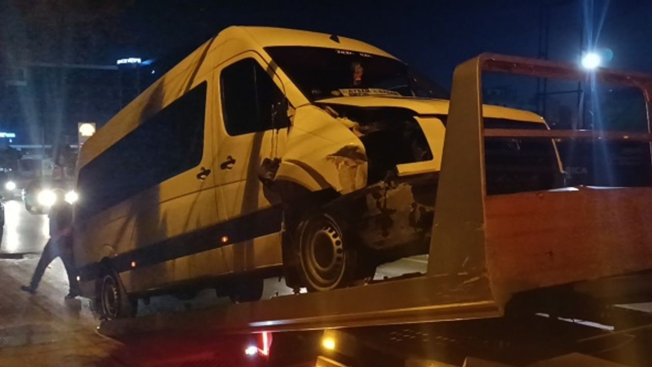 "Dur" ihtarına uymayan alkollü minibüs sürücüsü polisi peşine taktı