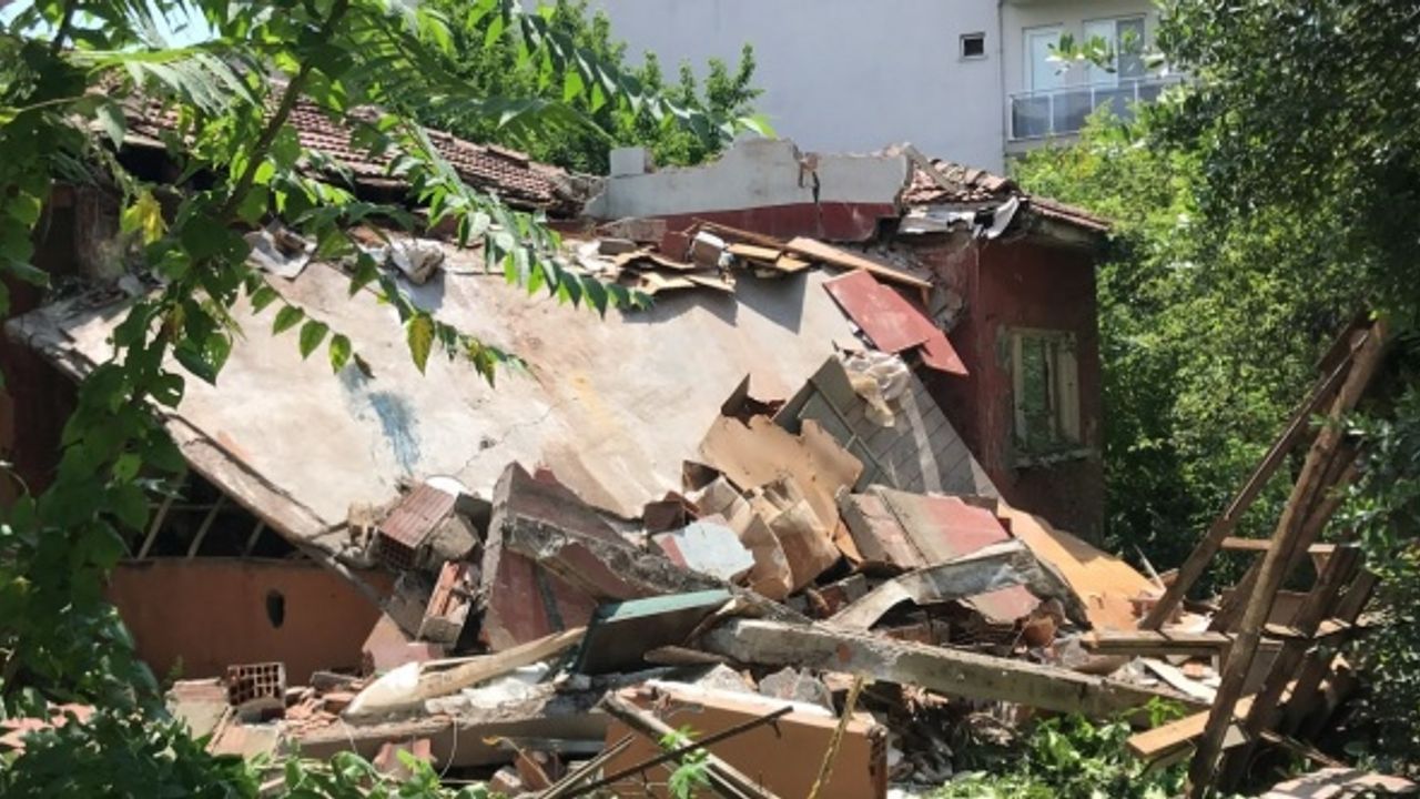 Kocaeli'de metruk ev çöktü: 2 kişi hayatını kaybetti