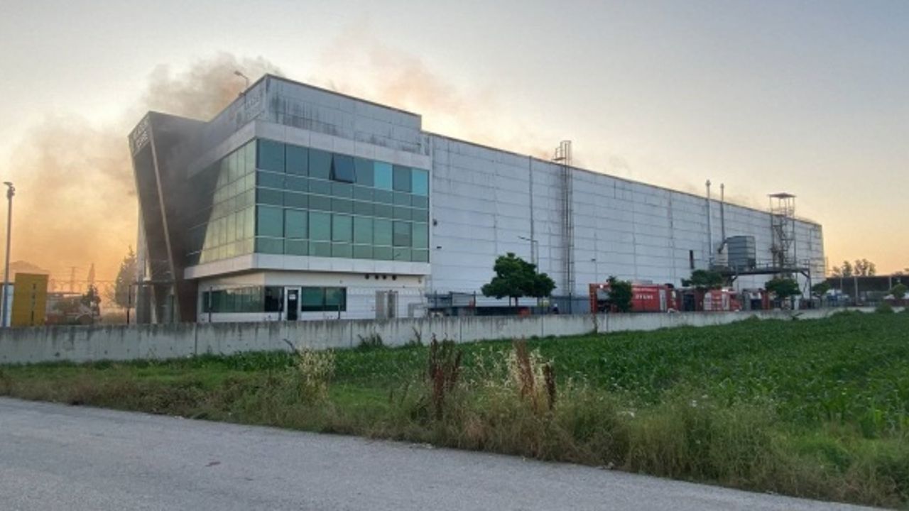 Kocaeli’de geri dönüşüm tesisindeki yangın söndürüldü