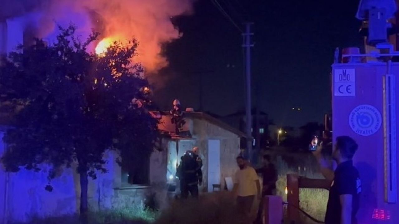 Önce babasını darbetti sonra evi ateşe verdi