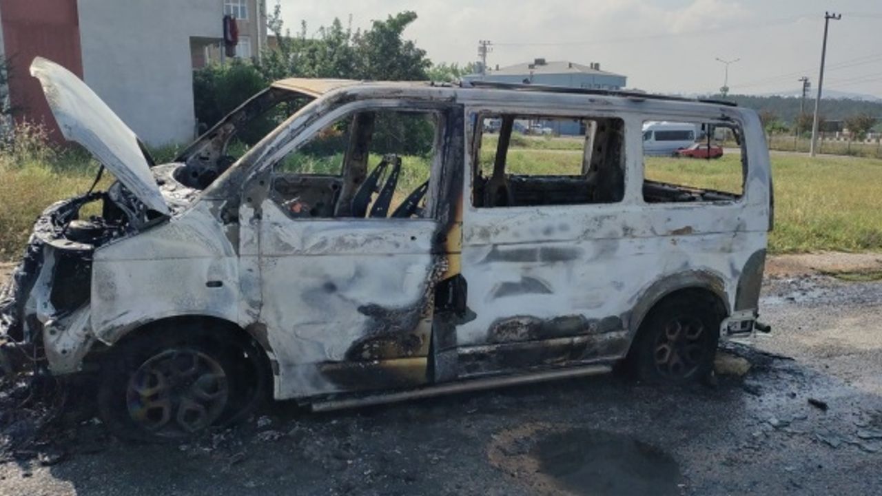 Park halindeki minibüs alev alev yandı