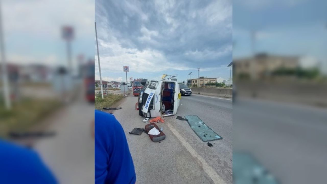 Yalova’da otomobille çarpışan minibüs devrildi: 9 yaralı