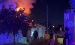 Önce babasını darbetti sonra evi ateşe verdi