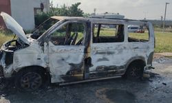 Park halindeki minibüs alev alev yandı