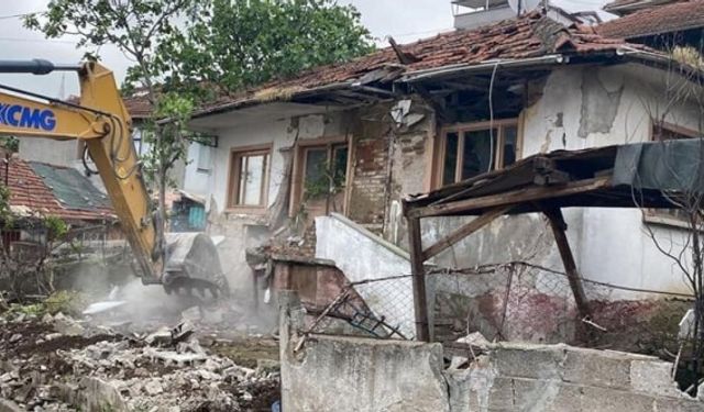 Felaketi yaşayan ilçede yıkılan bina sayısı 120 oldu