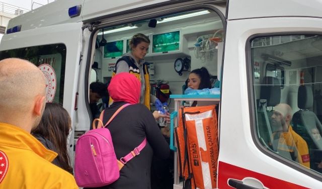 Kamyonet ile çarpışan otomobilde 3 kişi yaralandı
