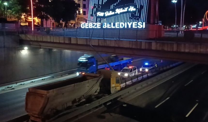 Lastiği patlayan kamyon, tünel girişinde refüje çıktı