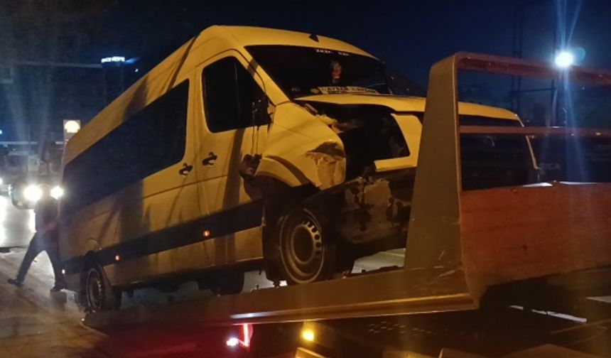 "Dur" ihtarına uymayan alkollü minibüs sürücüsü polisi peşine taktı