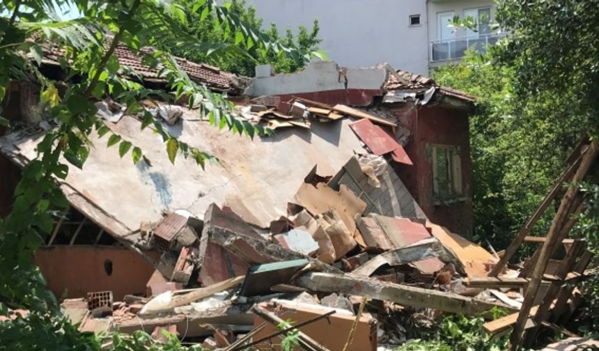 Kocaeli'de metruk ev çöktü: 2 kişi hayatını kaybetti