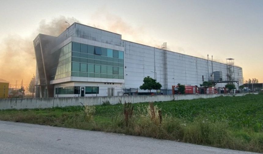 Kocaeli’de geri dönüşüm tesisindeki yangın söndürüldü
