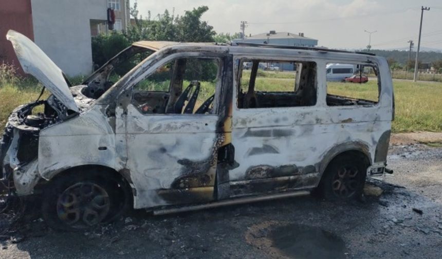 Park halindeki minibüs alev alev yandı