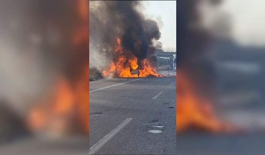 TEM Otoyolu Kocaeli geçişinde seyir halindeki tırda yangın çıktı. İtfaiye ekiplerince söndürülen yangında tır kullanılamaz hale geldi.